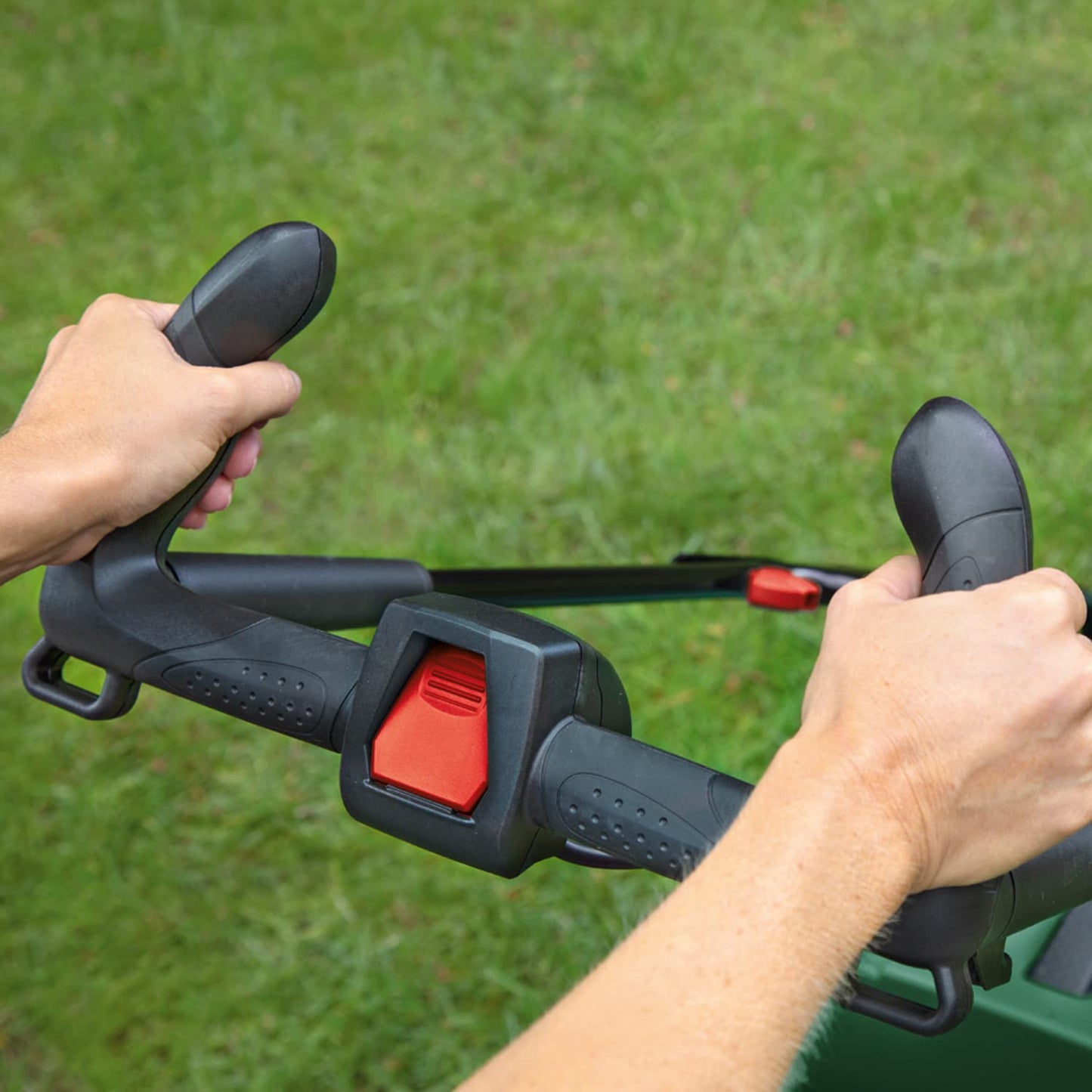 Bosch CityMower 18V-32-300 Cordless Lawnmower (18 Volt, 1 x 4.0 Ah Battery, Cutting Width: 32 cm, Lawns up to 300 m², in Box)